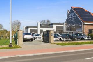 Spacieuse habitation avec entrepôt et bureau à emplacement stratégique à Erembodegem. Située le long de la Brusselbaan, cette propriété polyvalente...