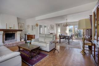 <br />Deze ruime bel-etagewoning op een gunstige ligging nabij Merksem en Schoten biedt een combinatie van ruimte, comfort en mogelijkheden.<br /><br />De woning beschikt over een grote garage op het gelijkvloers, met bovendien de mogelijkheid om hier een ruime slaapkamer of extra leefruimte te creëren.<br /><br />Op de eerste verdieping bevindt zich een aangename leefruimte met karaktervolle open haard, aansluitend op de ruime keuken met praktische bijkeuken en toegang tot het terras.<br />De tweede verdieping omvat drie slaapkamers en een badkamer. Daarnaast beschikt de woning nog over een ruime zolder, ideaal als bergruimte.<br /><br />Achter de woning bevindt zich een ruime tuin met een handige achterpoort, wat zorgt voor extra toegankelijkheid en mogelijkheden voor fietsen, tuinmateriaal of andere praktische doeleinden.<br /><br />Een interessante woning voor wie op zoek is naar ruimte, een grote tuin, garage en uitbreidingsmogelijkheden, en die de woning verder naar eigen smaak wil moderniseren.