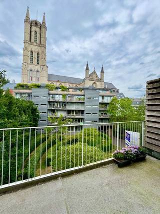 TE HUUR - GENT. In het historische hart van Gent, vlak bij de Sint-Baafskathedraal: stijlvol dakappartement op de derde verdieping met een...