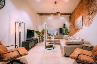 <p><span>Instapklaar modern appartement in hartje Antwerpen. </span></p><p><span> </span></p><p><span>Dit appartement is gelegen op een absolute toplocatie. Supermarkten, bakkers, winkels, sportgelegenheden alsook het MAS en de Schelde zijn op wandelafstand bereikbaar. </span></p><p><span>De unieke afwerking van het appartement zorgt ervoor dat je je in een vakantieoord waant. </span></p><p><span> </span></p><p><span>Het appartement is een knusse woning bestaande uit een ruime living, moderne keuken, 2 slaapkamers en een luxe badkamer voorzien van een bad, douche, meubel met lavabo en een sauna.</span></p><p><span> </span></p><p><span>Indeling:</span></p><p><span>- woonkamer in unieke stijl<br />- Moderne keuken voorzien van lavabo, inductiekookplaat, vaatwasmachine en een combi-oven.</span></p><p><span>- 2 Slaapkamers</span></p><p><span>- Luxe Badkamer voorzien van een massage-bad, douche, meubel met lavabo en een sauna</span></p><p><span> </span></p><p><span>Het appartement wordt verhuurd met de meubels die aanwezig zijn.</span></p>