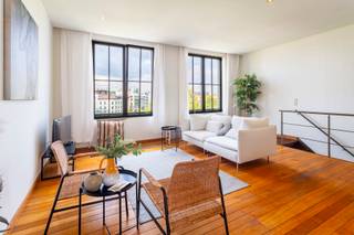 <strong>Karaktervolle duplex met zicht op het Zuiderdokkenpark </strong><br /><br />Deze charmante duplex combineert authentieke details met hedendaags comfort en een toplocatie op de Vlaamse Kaai, met uniek uitzicht op het nieuwe Zuiderdokkenpark.<br /><br />Via de lift kom je rechtstreeks binnen op de derde verdieping in de leefruimte, waar de authentieke lichtkoepel meteen karakter toevoegt. Dankzij de grote raampartijen geniet je hier van een zee aan licht. Er is een aparte keuken met aangenaam zuidoostelijk terras, en wie nog meerwaarde wil creëren kan eenvoudig een open keuken integreren in de leefruimte.<br /><br />De benedenverdieping (eveneens bereikbaar met de lift) biedt een gerenoveerde badkamer met twee wastafels inclusief toilet en daarnaast twee volwaardige slaapkamers met ingemaakte kasten, waarvan één met aansluitende wasberging. <br /><br />Het hele jaar door wooncomfort wordt verzekerd dankzij de geïnstalleerde airco. Bovendien geniet je van uitzonderlijk lage kosten: geen syndicus en een privatieve lift.<br /><br />Een instapklaar appartement met ruimte voor eigen accenten, op een absolute toplocatie in het bruisende Zuid.<br /><br />Grote plus: er is reeds een vergunning bekomen voor het maken van een groot dakterras! <br /><br />Contacteer LISTED vandaag nog voor meer informatie of een bezoek: <strong>+32 3 283 51 51</strong>