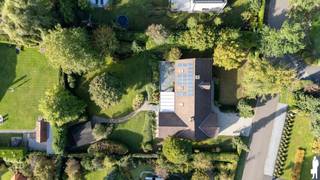 <strong>Woning in villawijk, uitzonderlijk rustig gelegen aan het uiteinde / rand van de 'Bloemenwijk' Retie, met natuur rondom nabij de Postelbossen, Goorvijver en diverse wandel- en fietsroutes (o.a. Ronde Put, Watering). De uiterst gunstig gelegen woning met o.a. 3 benedenslaapkamers, 3 bovenslaapkamers, riante zolderverdieping en uiterst sfeervolle leefruimte, diepe natuurtuin, badkamer op zowel de gelijkvloerse als op de eerste verdieping en gelegen in één van de meest rustige straten in de statige villawijk 'Bloemenwijk' nabij de Nederlandse grens. Het geheel ligt op een perceel van 1.884m², rustig gelegen nabij centra Dessel, Retie en Arendonk, vlakbij Postel richting Nederland; bovenop middenin de natuur. De woning van bj. 1987 wordt gekenmerkt door ruimtelijkheid en kwaliteitsmaterialen, gericht op een langere levensduur voor eigen (jarenlange) bewoning. De woning is levensloopbestendig en o.a. voorzien van zonnepanelen, dubbele beglazing en buitenschrijnwerk in hardhout. Het natuurtuingeheel op zuiden biedt schaduw door enkele majestueuze boompartijen en privacy door hoge heggen en heesters.</strong><br /><br /><strong>Nabij Nederlandse grens en alle voorzieningen in centrum Retie; bovendien op enkele minuten van snelweg E34. De woning is instapklaar, energiezuinig (EPC-score van 248 kWh/m²/jaar (label C)) en asbestveilig.<br /><br /></strong><span>Gelijkvloerse verdieping</span>:<br />Via de inkomhal met vestiairedeel en gastentoilet heeft u toegang tot de woonkamer en de benedennachthal. De ruime leefruimte draagt een open en uiterst sfeervolle stemming uit. Deze woonkamer is verdeeld in een eetgedeelte, een salon en een zithoek met houthaard en bibliotheekdeel. Zij geniet van veel natuurlijk daglicht door de grote raampartijen en het rechtstreekse uitzicht op (en toegang tot) de parktuin. De aangrenzende keuken is praktisch, ingericht, bovenop erg ruim en volledig geïnstalleerd met kwaliteitstoestellen (o.a. Bosch, Novy en Miele; vaatwasmachine, elektrisch vuur, ijskast, oven, etc.). Er is legio kast- en schuifruimte en een gezellige ontbijthoek.<br /><br />Via de achterhal (mudroom) met aansluiting voor o.a. wasmachine en nutsvoorzieningen is het buitenterrasgedeelte te bereiken. Er is verder een ruime, koele berging aan het einde van deze hal. Deze ruimte kan ook gebruikt worden als tuinkamer of voor opslag van fietsen.<br /><br /><span>Beneden- en bovenverdiep; slaapvertrekken</span>:<br />De woning beschikt boven bijkomend over een heus <span>beneden</span>slaapkamergedeelte (3 slaapkamers waarvan 1 gebruikt wordt als thuiskantoorruime en een vernieuwde badkamer met inloopdouche, toilet en dubbel lavabomeubel). <span>Boven </span>bevinden zich 3 slaapkamers en tevens een douchekamer. Er is verder een riante zolderkamer (maar liefst 102m²) die desgevallend eenvoudig kan worden omgevormd tot multifunctionele ruimte (hobbykamer, praktijkruimte, etc.).<br /><br /><span>Buitenruimte / natuurtuin & kelder</span>:<br />De woning is voorzien van kruipkelder. Zij heeft verder een oprit die leidt tot een garage (2 standplaatsen) en een riante parktuin achteraan. Het ruime terras met zonneluifel biedt luwte en geeft uit op de private tuin op het zuiden, die op zijn beurt enorm natuurlijk en sfeervol aanvoelt.<br /><br />In de natuurtuin bevinden zich legio heggen en heesters en enkele grote bomen. Er zijn verschillende zonnehoeken en schaduwterrassen.<br /><br /><span>Bijzonderheden</span>:<br />- EPC van 248 kWh/m²/jaar; <strong>LABEL C</strong><br />- Buitenschrijnwerk in hardhout + dubbel glas<br />- <strong>Zonnepanelen </strong>en recente gascondensatieketel<br />- Bewoonbare opp. van ca. <strong>354 m²</strong> <br />- Zeer gunstige ligging: rustig en natuurlijk<strong><br /></strong>