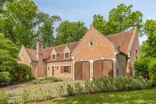 Prachtige en kwalitatieve woning op toplocatie in Linden. Deze charmante, instapklare woning in open bebouwing is gelegen in Steenveld, een bijzonder rustige en groene buurt in Linden, deelgemeente van Lubbeek. De woning biedt ruime, heldere leefruimtes, 4 slaapkamers en een dubbele inpandige garage op het gelijkvloers, waardoor het perfect mogelijk is om alles op het gelijkvloers te hebben. Op de verdieping is er een ruime polyvalente kamer met keuken, 2 slaapkamers en 2 grote zolderruimtes, wat dan weer extra mogelijkheden biedt voor een zelfstandig beroep of het inrichten van een B&B, bijvoorbeeld. Rondom de woning ligt een aangelegde tuin met terras, waar je in alle privacy van de rust en het groen kunt genieten.
Omvattende:
Gelijkvloers: inkomhal, zit- en eetkamer, keuken en eetplaats, berging en wasplaats, toiletruimte, nachthal, 4 slaapkamers, badkamer (incl. toilet), garage en technische ruimte
Eerste verdieping: nachthal, polyvalente kamer, 2 slaapkamers, badkamer, 2 zolderruimtes
Oprit, terras en tuin: oprit, omheinde en aangelegde tuin met deels overdekt terras, ingebouwde open haard/BBQ, regenwaterput onder terras
Ligging: de woning bevindt zich in de verkaveling ‘Steenveld’ in Linden (Lubbeek). Bushaltes zijn vlakbij, het station van Leuven bevindt zich op 6 km en er is een vlotte verbinding met Brussel.
Deze gezinswoning is onmiddellijk beschikbaar.
https://www.itimmo.be/populierenlaan-1-linden
