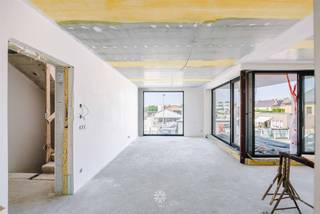 <p><span>In het hart van Zwijnaarde wordt de huidige statig villa gelegen aan de Dorpsstraat 24 herontwikkeld naar een</span><span> prachtig en gezellig woonproject 'COEUR'</span><span> van </span><span>11 appartementen</span><span> die zich mooi nestelt in de bestaande buurt. </span></p><p><span> </span></p><p><span>Naast zijn unieke ligging, pal in het centrum van het dorp, is het project ook perfect ontsloten door openbaar vervoer en kent het een vlotte verbinding naar alle uitvalswegen richting Gent en andere grootsteden. </span></p><p><span> </span></p><p><span>De site is uitgerust met een </span><span>gemeenschappelijke groene buitenruimt</span><span>e die dienst zal doen als ontmoetingsruimte voor de bewoners. </span></p><p><span> </span></p><p><span>Ook onderscheidt </span><span>het project 'COEUR</span><span>' zich op vlak van duurzaamheid, zo is er een</span><span> riante bovengrondse fietsenberging </span><span>voorzien en zijn de appartementen uitgerust met de </span><span>laatste duurzame technieken, zoals zonnepanelen en individuele warmtepompen. </span></p><p><span> </span></p><p><span>Het project biedt een breed aanbod van verschillende appartementen aan, zo is er de keuze</span><span> tussen 1, 2 of 3 slaapkamer appartementen met een oppervlakte van 65 m² tot 122 m² </span><span>elk voorzien van een </span><span>ruim en zonnig terras. </span></p><p><span> </span></p><p><span>Verder zullen alle appartementen met </span><span>zeer duurzame en kwalitatieve materialen worden opgebouwd </span><span>en kan u aan de hand van </span><span>royale budgetten</span><span> het appartement uiterst</span><span> kwalitatief afwerken.</span></p><p><span> </span></p><p><span>Ondergronds zal u v</span><span>ia de parkeerlift de ondergrondse parking </span><span>betreden, waar u de mogelijkheid heeft tot de aankoop van een </span><span>parkeerplaats àls een ondergrondse kelderberging. </span></p><p><span> </span></p><p><span>Kortom, altijd al willen wonen in het hart van Zwijnaarde en dat nabij de golf van Zwijnaarde? Kom dan snel het project 'COEUR' ontdekken!</span></p><p><span> </span></p><p><span>Contacteer Axel Lenaerts Gent voor info en verkoop - <span>info@axellenaerts.be</span></span><span> of 09 245 24 24</span></p><p><span> </span></p>