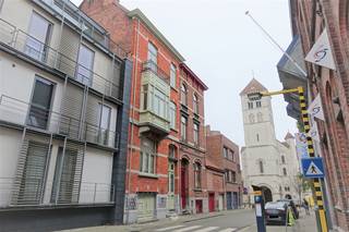 GENT - Smidsestraat 45: Op zoek naar een gezellig appartement nabij Sint-Pietersstation te huur in Gent? Dan is dit pand mogelijk iets voor u. De...