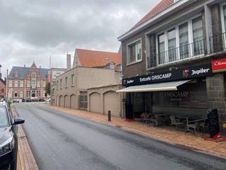 In het commerciële centrum van Oostkamp vinden we dit over te nemen eetcafé terug. Het pand ligt op wandelafstand van het Gemeenteplein, waardoor het geniet van een uitstekende bereikbaarheid. <br /><br />Op het terras vooraan komen heel wat vaste klanten van hun koffie genieten. Eenmaal we de zaak binnenkomen, komen we in een ruime eetruimte met gezellige bar, waar plaats is om een aperitief te nuttigen. Aansluitend treffen we een ruime veranda waar heel wat familiefeesten of ander aangelegenheden kunnen plaatsvinden. In zijn volledigheid biedt het pand plaats voor 40 tot 50 eters. Verder vinden we een volledig afgescheiden rookruimte voor +/- 10 personen, aparte toiletten voor dames en heren, en een berging/wasplaats met achterdeur. Aanpalend aan de uitgeruste keuken, bevindt zich een super praktische én ruime kelder. <br /><br />Tot slot bevat het pand nog een appartement met drie slaapkamers die op heden verhuurd is.<br /><br />Gaat jouw ondernemershart sneller slaan bij het zien van deze overname?<br /><br />Aarzel dan niet en vraag vandaag nog meer info aan!<br /><br />