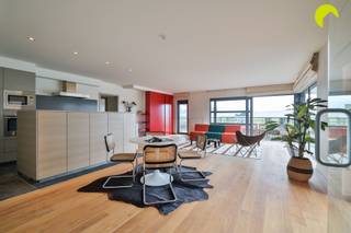 <p><span>Op zoek naar een ruim, lichtrijk en instapklaar appartement met een prachtig uitzicht? Dit stijlvolle dakappartement op de 5e verdieping combineert comfort, ruimte en een uitstekende ligging in Boom.</span></p><p><span> </span></p><p><span>Indeling:</span><span> </span></p><p><span> </span></p><p><span>Het gebouw beschikt over een groen domein met een gemeenschappelijke tuin, een fietsenberging en een praktische afvalvoorziening.</span></p><p><span>Via de verzorgde gemeenschappelijke inkomhal bereikt u het dakappartement op de vijfde verdieping, zowel met de lift als via de trap.</span></p><p><span> </span></p><p><span>We betreden het appartement via de ruime inkomhal met apart toilet, ideaal voor gasten. De inkomhal biedt toegang tot de riante en lichtrijke woonkamer. <br />Aansluitend vinden we de open keuken, deze vormt een aangenaam geheel met de leefruimte en beschikt aansluitend over een aparte, praktische berging met aansluitingen voor een wasmachine en droogkast.</span></p><p><span><br />Via de nachthal bereiken we de twee volwaardige slaapkamers (28m² en 17,5m²). De grootste slaapkamer beschikt over een dressing met ingemaakte kasten.</span></p><p><span>De badkamer is uitgerust met een ligbad, een inloopdouche en een toilet.</span></p><p><span> </span></p><p><span>Bovendien beschikt het appartement over een zuidoostgericht terras, waar u heerlijk kunt genieten van het panoramische uitzicht. Bij helder weer kunt u in de verte zelfs het Atomium waarnemen. <br />Het terras is toegankelijk via zowel de woonkamer als de grootste slaapkamer.</span></p><p><span> </span></p><p><span>Tot slot is er een autostaanplaats. Deze is verplicht mee aan te kopen voor  25.000.</span></p><p><span> </span></p><p><span>Bijzonderheden: </span></p><p><span> </span></p><p><span>- Instapklaar dakappartement</span></p><p><span>- Zuidoostgericht terras met panoramisch uitzicht + zicht op het Atomium</span></p><p><span>- Gemeenschappelijke kosten: €160/maand (onderhoud tuin, lift, minuterie, vuilophaling, blokpolis, ...)</span></p><p><span>- Gemeenschappelijke fietsenberging en tuin</span></p><p><span>- Autostaaplaats verplicht aan te kopen: €25.000</span></p><p><span>- Inbegrepen afvalsysteem</span></p><p><span>- EPC B (162 kWh/m²/jaar) - Conforme elektrische installatie - Asbestvrij</span></p><p><span>- P-score: C - G-score: C</span></p><p><span> </span></p><p><span>Voor een bezoek ter plaatse kan u ons contacteren op het nummer 03 449 42 41 of mailen naar </span><span><span>hallo@habicom.be</span></span></p><p><span>Benieuwd naar de waarde van uw woning? Check het gratis op </span><span><span>www.watismijnhuiswaard.be</span></span></p><p><span> </span></p>