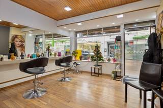 Momenteel verhuurd als kapsalon met bovenliggende woonst. De woonst telt op de eerste verdieping: leefruimte en keuken, en op de tweede verdieping...