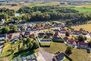 Kom vrijblijvend langs tijdens ons opendeurmoment op zaterdag 25 april tussen 9u30 en 10u30 en laat je verrassen! Allen welkom!Stijlvol nieuwbouwhuis te koop in Elverdinge met drie slaapkamers, dubbele garage en tuin. Deze halfopen woning is uitermate geschikt voor wie op zoek is naar een centraal gelegen woning tussen Ieper, Poperinge en Vleteren. Dit huis wordt afgewerkt verkocht (schilderklaar) en komt in aanmerking voor 6% BTW! Verder is dit huis erg energiezuinig gebouwd en wordt er gewerkt met warmtepomp, regenwater, superisolerend glas,... INDELING Gelijkvloers: Inkomhal met apart toilet - ruime woonkamer met mooie raampartijen, zithoek en eetplaats - open volledig geïnstalleerde keuken met eiland - ruime aangrenzende berging bij de keuken met aansluitingen voor wasmachine - achtertuin met toegang naar de dubbele garage, voorzien van automatische poort. Eerste verdiep: Nachthal - drie slaapkamers - badkamer met dubbel lavabomeubel en inloopdouche - berging - apart toilet.Verder heeft deze woning nog een ruime zolder, toegankelijk via zolderluik.ALGEMEEN- Perceel 427m²- Energiezuinig (max E-peil 30)- Superisolerende beglazing- Regenput 10.000L- Ventillatie type D- Verwarming met warmtepomp- In aanmerking voor 6% BTW--Dubbele garage kan aangekocht worden (€60.000) of €100/maand huurkoop dubbele garage ( aankoop binnen de 2 jaar )Op zoek naar een nieuwbouwwoning om te kopen maar wil je nog even sparen? Dan is dit jouw kans! Je kan deze woning eerst huren voor 2 jaar om dan binnen de 2 jaar aan te kopen. De huurgelden worden dan in mindering gebracht van de aankoopprijs.