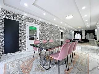 Welkom in deze charmante ruime laagbouwvilla aan de Pierstraat in Kontich, hier komt ruimtelijkheid en gezinsgeluk samen in een warme thuis.  Je...