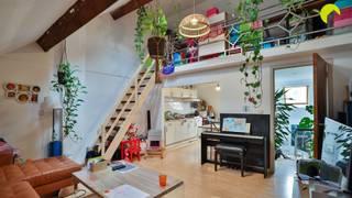 <p><span>Op de 2e verdieping van een kleinschalig gebouw van 2 appartementen, wordt dit duplex appartement te koop aangeboden.</span></p><p><span>We genieten van een zeer centrale locatie midden in de winkelstraat, dichtbij het centraal station.</span></p><p><span>Het appartement is al jaren stabiel verhuurd.</span></p><p><span> </span></p><p><span>Indeling:</span></p><p><span>De inkomhal wordt gedeeld met slechts één ander appartement.</span></p><p><span>We nemen de trap naar de tweede verdieping. Hier zijn twee slaapkamers en de badkamer gelegen.</span></p><p><span>Vervolgens nemen we de trap naar de dakverdieping, waar de living met keuken zich bevinden. De leefruimte loopt helemaal door tot in de nok van het dak. Hier vinden we een mezzanine.</span></p><p><span>Op het tussenverdiep wordt het platte dak als terras gebruikt.</span></p><p><span> </span></p><p><span>Overige info:</span></p><p><span>Verlaagde registratierechten, indien aan voorwaarden voldaan</span></p><p><span>Elektriciteit is conform.</span></p><p><span>Geen asbest vermeld in het asbestattest.</span></p><p><span>EPC: 434 kWh/m²jaar -> renovatieplicht van toepassing</span></p><p><span>Oppervlakte volgens meting EPC.</span></p><p><span> </span></p><p><span>Voor meer info of een bezoek er plaatste bel 03/449.42.41 of surf naar www.habicom.be</span></p><p><span>Benieuwd naar de waarde van jouw woning? Check het gratis op <span>www.watismijnhuiswaard.be</span></span></p><p><span> </span></p>