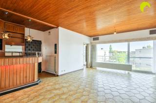 <p><span>Gelegen in een doodlopende straat op een steenworp van het centrum van Kontich, openbaar vervoer en winkels, vinden we dit te moderniseren appartement op de tweede verdieping (geen lift) van een goed onderhouden gebouw. de maandelijkse kosten bedragen 90 euro en omvatten een provisie voor water, aandeel blokpolis, minuterie, onderhoud gemene delen en tuinen, syndicus.</span></p><p><span> </span></p><p><span>De inrichting van het appartement kan een modernisering gebruiken en de elektriciteit is niet conform AREI. Anderzijds beschikt het appartement aan de voor- en zijgevel al over hoogrendementsbeglazing met rolluiken in aluminium kaders van 2019 en achteraan over dubbele beglazing. Het dak is geïsoleerd conform 2050 en de verwarming loopt op een zuinige condensatieketel.</span><span> Tevens werden onlangs de terrassen vooraan en de balustrades vernieuwd. </span></p><p><span> </span></p><p><span>Indeling:</span></p><p><span> </span></p><p><span>Je betreedt het appartement rechtstreeks in de living. Deze meet 27 m², heeft een tegelvloer en een echte seventies bar. Aansluitend is de perfect onderhouden Bulthaup keuken uit de jaren '70 die is voorzien van veel kastruimte, een dubbele gootsteen, oven, elektrische kookplaat, dampkap en koel-vrieskast. Vooraan heeft het appartement een zonnig terras dat zowel via de keuken als de leefruimte toegankelijk is. Dankzij de grote schuiframen is er uitzonderlijk veel lichtinval. </span></p><p><span>Centraal is er de nachthal met een apart toilet en plaats voor vestiaire. De badkamer is uitgerust met een lavabomeubel, een ligbad en aansluiting voor wasmachine en droogkast. De condensatieketel (2016) bevindt zich in een ingemaakte kast. </span></p><p><span>Er zijn 2 ruime slaapkamers en 1 kleinere kamer: 13m², 9m² en 6m². De kleinste is aan de zijkant gelegen en beschikt over een klein balkon.</span></p><p><span>Ondergronds is er nog een privatieve kelderberging.</span></p><p><span>Een achtergelegen garagebox met manuele kantelpoort is optioneel aan te kopen voor € 25.000. </span></p><p><span> </span></p><p><span>Voornaamste troeven:</span></p><p><span> </span></p><ul><li><span>Goed onderhouden gebouw met lage maandelijkse kosten</span></li><li><span>In directe nabijheid van scholen, winkels, openbaar vervoer, verbindingswegen, ...</span></li><li><span>3 slaapkamers (2 ruime en 1 kleinere slaapkamer)</span></li><li><span>Individuele CV op gas, geïsoleerd dak, nieuwe ramen vooraan en opzij</span></li><li><span>Inclusief kelderberging + mogelijkheid garagebox bij aan te kopen aan € 25.000</span></li></ul><p><span> </span></p><p><span>EPC 219 kWh/m² jaar - label C</span></p><p><span>Waterinfo: P-score: B - G-score</span><span>: A</span></p><p><span> </span></p><p><span>Voor meer info of een bezoek ter plaatse bel 03/449.42.41 of surf naar www.habicom.be </span></p><p><span>Benieuwd naar de waarde van jouw woning? Check het gratis op www.watismijnhuiswaard.be</span></p><p><span> </span></p>