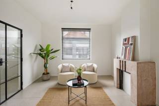 <p>Kwalitatief en energiezuinig gerenoveerde woning met 3 slaapkamers en leuk stadsterras! <br /><br />Centraal en strategisch gelegen te Zwijnaarde, genietend van een vlotte bereikbaarheid naar Gent, het station, de autosnelwegen, scholen en winkels. <br />Ideaal voor mensen die op zoek zijn naar een kwalitatief gerenoveerde woning op een centrale ligging.<br /><br />Indeling: inkom met apart toilet, gezellige zithoek, eetplaats, volledig geïnstalleerde keuken met eiland + ontbijthoek, aanpalende praktische berging. <br /><br />Op de eerste verdieping bevinden zich de overloop, badkamer (dubbele lavabo, bad en douche) en 2 slaapkamers. <br />De tweede verdieping is volledig ingericht als master bedroom.<br /><br />Buiten kunt u genieten van een aangenaam en zonnig terras, de ideale plek om te ontspannen of gezellig te tafelen met familie en vrienden<br /><br />Troeven: instapklaar, volledig gerenoveerd, dubbele beglazing, warmtepomp, conforme elektriciteit, centraal gelegen, kwalitatieve afwerking!<br /><br />Deze woning is een unieke kans voor wie op zoek is naar een instapklare gezinswoning met een hoogwaardige afwerking, hedendaags comfort en een uitstekende bereikbaarheid.<br />Bezoek na afspraak met Immo Beguin: tessa@immobeguin.be</p>