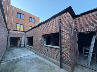 Deze handelszaak op de gelijkvloerse verdieping biedt ca. 150 m² bruikbare vloeroppervlakte en beschikt daarnaast over een aangename buitenruimte van 32 m². Het pand wordt casco aangeboden, waardoor de nieuwe eigenaar de ruimte volledig naar eigen smaak en behoeften kan afwerken en inrichten.<br /><br />Dankzij de ruime oppervlakte en flexibele indeling zijn er tal van mogelijkheden voor verschillende handels- of professionele activiteiten. Een interessante opportuniteit voor ondernemers die op zoek zijn naar een pand dat ze volledig naar eigen visie kunnen vormgeven.<br /><br />De ligging in de Nieuwstraat in Wetteren zorgt bovendien voor een goede visibiliteit voor passanten. Dankzij de ligging aan een straat met handelszaken en lokale bedrijvigheid is het pand vlot bereikbaar en beschikt het over een interessante commerciële ligging. De aanwezigheid van een ruime vitrine aan de straatzijde biedt bovendien mogelijkheden om de handelsruimte duidelijk zichtbaar te maken voor voorbijgangers.<br /><br />CONTACT: Jarno op 0473 28 42 26 of via info@vicusvastgoed.be