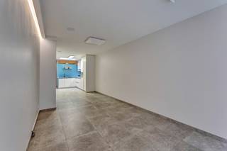 <p>In het bruisende centrum van Aalst, in de levendige Sint-Jorisstraat, bevindt zich dit <strong>volledig instapklare handelsgelijkvloers van 45 m²</strong>. Het pand is ideaal geschikt als <strong>winkel, kantoor of praktijkruimte</strong> en combineert commerciële zichtbaarheid met praktische functionaliteit.</p><p>Het gelijkvloers beschikt over een ruime commerciële ruimte, een volledig uitgeruste keuken, een badkamer en extra opbergruimte, waardoor het geschikt is voor uiteenlopende activiteiten. Dankzij de hoogwaardige afwerking en instapklare staat kan een nieuwe eigenaar of huurder <strong>direct starten met zijn activiteit</strong>.</p><p>De centrale ligging biedt uitstekende bereikbaarheid en veel passage, wat het pand bijzonder aantrekkelijk maakt voor ondernemers die zichtbaarheid en klantentoegang waarderen. Dit is een unieke kans om een compacte, maar volledig uitgeruste commerciële ruimte te verwerven in het <strong>hart van Aalst</strong>.</p>