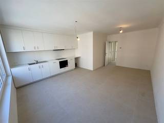 <p>Dit instapklare tweeslaapkamerappartement is uitstekend gelegen in de Justitiestraat, een rustige straat in het gegeerde 2018 Antwerpen, op wandelafstand van het stadscentrum en het bruisende Zuid met tal van winkels, horeca en openbaar vervoer.</p><p>Aan de voorzijde van het appartement bevindt zich de lichtrijke woonkamer met open keuken. De keuken is functioneel ingericht en voorzien van een elektrische kookplaat, combi-oven en ingebouwde koelkast. Tevens is er ruimte voorzien voor een wasmachine-droogkastcombinatie.</p><p>Aan de achterzijde van het appartement bevinden zich twee volwaardige slaapkamers, die genieten van extra rust en privacy.</p><p>De badkamer is verzorgd afgewerkt en beschikt over een lavabo, douche en toilet.</p><p>De verwarming gebeurt via een energiezuinige warmtepomp, wat zorgt voor een aangenaam wooncomfort en een lager energieverbruik.</p><p>Kortom, een ideaal appartement voor wie centraal en comfortabel wil wonen.</p>