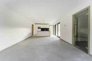 In het historisch stadscentrum van Brugge verrijst binnenkort het kleinschalig nieuwbouwproject Weylerhof. De locatie van het project is zeer goed, zo ben je in een mum van tijd op de ring van Brugge en is ook het commerciële centrum van Brugge te bereiken op wandelafstand. Ondanks de centrale ligging van Weylerhof is het zeer rustig gelegen en wordt het project omringd door heel wat groen en historische gebouwen.

De residentie omvat 11 appartementen met een mix van één-, twee- en drieslaapkamerappartementen. De bouwheer voorziet grote bewoonbare oppervlaktes en royale terrassen. Deze mooie ruimtes bieden een antwoord op het hedendaags comfort en de woonnoden. Zo werd er veel aandacht besteed aan de indeling, afwerking en oriëntatie van de appartementen. Alle terrassen hebben een zuid - of een westoriëntatie waardoor er maximale lichtinval is in de appartementen. Op vlak van afwerking zijn er mooie budgetten voorzien voor vloeren, keuken, sanitair, etc... Alle appartementen worden standaard verwarmd met vloerverwarming. Naast de 11 appartementen zijn er ook privatieve bergingen op het gelijkvloers en garageboxen op de kelderverdieping.

Ben je op zoek naar een nieuwe permanente woonst of investering pal in het centrum van Brugge? Contacteer ons voor meer info via 050 70 81 74 of op hello@keyimmo.be