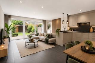 [[ DIT PAND NEEMT DEEL AAN DE ERA OPEN HUIZEN DAG OP 13/6 VAN 11:00 TOT 12:00 ]]
<p><strong>Indeling &amp;amp; wooncomfort</strong><br />In de Onteigeningsstraat 10A te Zelzate bevindt zich deze energiezuinige woning, gebouwd in 2012, die comfort, licht en functionaliteit perfect combineert. Dankzij de recente bouw, het gunstige EPC en de conforme elektriciteit is deze woonst volledig instapklaar.<br /><br />De woning beschikt over een open en lichtrijke leefruimte met een volledig uitgeruste keuken, die naadloos aansluit op het terras en de zonnige, gezellige tuin met zithoek. Deze aangename buitenruimte nodigt uit tot ontspannen en genieten van rust en privacy.</p>

<p>Op de verdieping vinden we twee volwaardige slaapkamers, aangevuld met een dressing die perfect kan dienen als kinderkamer of bureau, afhankelijk van de woonbehoefte<br /><br /><strong>Troeven</strong></p>

<ul><li><strong>Energiezuinig (EPC-label B)</strong></li><li><strong>Conforme elektriciteit</strong></li><li><strong>Inpandige garage aansluitend op de berging</strong></li><li><strong>Lichtrijke keuken in harmonie met de leefruimte</strong></li><li><strong>Gastentoilet beneden + toilet in de badkamer</strong></li><li><strong>Onderhoudsvriendelijke tuin + zonnig terras</strong></li><li><strong>Twee volwaardige slaapkamers met dressing/kinderkamer of bureau</strong></li><li><strong>Dichtbij alle voorzieningen</strong></li><li><strong>Volledig instapklaar</strong></li></ul>

<p><strong>UW DROOMWONING? ZO GEVONDEN!</strong></p>