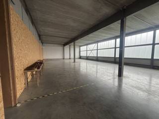 Entrepôt d'environ 220 m² à louer près du centre de Waregem.Spécifications : - 220 m²- Portail sectionnel- Éclairage...