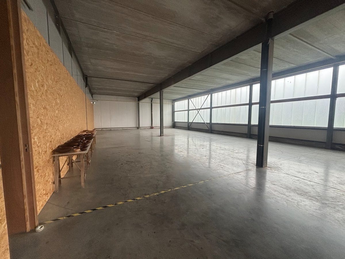 Magazijn van ca. 220 m² te huur in Waregem. - foto 2