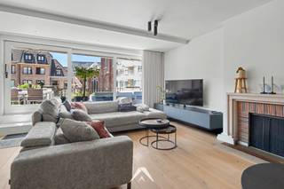 <p>In de Grote Kring, op wandelafstand van de Grote Markt, bieden wij dit volledig gerenoveerde appartement van ca 135 m² te huur aan.</p>
<p>Bij binnenkomst komt u meteen in de leefruimte met open keuken: de houten kastenwand en het keukeneiland met zwart werkblad en geïntegreerde wijnkoeler lopen naadloos over in de leefruimte met eetkamer en zithoek. De keuken sluit rechtstreeks aan op het terras van ca 30 m².</p>
<p>Verder telt het appartement 2 slaapkamers, elk met eigen badkamer, 2 toiletten en een apart bureau.</p>
<p>Via de living stapt u het dakterras op, met een elektrische zonneluifel, een zit- en eethoek en ruimte voor beplanting, met de Sint-Maartenskerk als blikvanger.</p>
<p><strong>Indeling en troeven:</strong><br />✅ Volledig gerenoveerd<br />✅ 2 slaapkamers, elk met eigen badkamer<br />✅ 2 toiletten<br />✅ Apart bureau<br />✅ Keukeneiland met zwart werkblad en geïntegreerde wijnkoeler<br />✅ Dakterras 30 m² met elektrische zonneluifel en zicht op de Sint-Maartenskerk<br />✅ Energielabel B (113 kWh/m²/jaar)<br />✅ Ondergrondse garagebox mogelijk bij te huren</p>
<p><strong>Huurvoorwaarden:</strong><br />✅ Huurprijs: € 1.550/maand<br />✅ Garagebox (optioneel): € 90/maand<br />✅ Vaste kosten: € 160/maand (€ 100 syndicus + € 60 waterverbruik, verrekend via de afrekening van de syndicus)<br />✅ Nutsvoorzieningen (gas/elektriciteit): individueel af te sluiten door de huurder<br />✅ Huurwaarborg: 3 maanden huur<br />✅ Beschikbaarheid: in overleg (vanaf 1/10/2026)<br />✅ Voorkeur voor een 3-6-9 huurovereenkomst</p>
<p><strong>Bezoekmomenten (op afspraak)</strong></p>
<p>Interesse? Contacteer ons gerust voor meer informatie of het inplannen van een bezoek.</p>