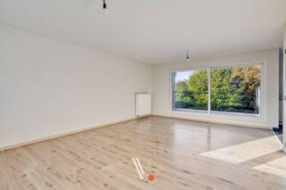 Dit ruime duplexappartement ligt in het centrum van Ingelmunster, op wandelafstand van winkels, een apotheek, horeca en sportfaciliteiten. <strong>Ook wie graag in het groen wandelt, vindt vlakbij mooie plekjes.</strong><br /><br />Het appartementsgebouw werd in 2014 volledig vernieuwd. Het appartement strekt zich uit over twee verdiepingen en telt <strong>3 slaapkamers</strong>. De lichtrijke leefruimte geeft uit op een aangenaam terras met zicht op het groen. Daarnaast vind je een ingerichte keuken, een berging, een badkamer en een apart toilet.<br />Een ruim en energiezuinig appartement op een centrale ligging!<br /><br /><strong>Grootste troeven:</strong><br />- Centrale ligging<br />- Aangenaam zicht op 't groen, zowel vanop terras als van in de leefruimte<br />- 3 slaapkamers<br />- Instapklaar<br />- Energiezuinig