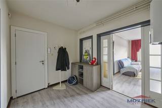 Dit appartement met 2 slaapkamers is op de tweede verdieping van het appartementsgebouw. <br />Indeling: gemeenschappelijke inkomhal, trap naar boven. ruime inkomhal, living, aparte ingerichte keuken, klein terrasje, 2 slaapkamers en badkamer. In de kelder is er nog een berging.<br />Het appartement is goed onderhouden, slechts enkele minuten van het station, centrum en scholen. Voor het appartementsgebouw is er voldoende parkeergelegenheid.