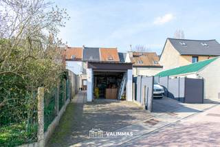 VALIMMAS verkoopt te Asse deze goed onderhouden rijwoning met zonneterras, tuinhuis en garage (via de achterliggende Terlindenweg)......