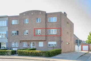 Dit ruim (106m²), instapklaar en energiezuinig appartement (EPC B-109 kWh) bevindt zich in een recent (1995) en verzorgd gebouw van 6 wooneenheden met een maandelijkse kost van €92 te Duffel-Oost.<br /><br />Met de trap bereiken we de eerste verdieping.<br />We komen binnen via een gepantserde deur naar een inkomhal met plaats voor kapstok en schoenenkast.<br /><br />Er zijn 2 koele grote slaapkamers aan de Westkant (ca 14 m²) op laminaat (2024), een ruime berging, apart toilet met lavabo, badkamer met lavabomeubel, kolomkast (februari 2019) en bad. Een ruime living met veel lichtinval en een volledig geïnstalleerde open keuken met inductievuur, oven, ijskast en afwasmachine (allemaal nieuw van februari 2019).<br /><br />Verder is er nog een zonnig terras van ongeveer 8 m² (voormiddag en namiddag zon), te betreden via een aparte deur.<br /><br />Achteraan bevindt zich een garagebox met verlichting en stopcontact.<br />