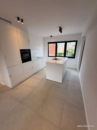 <br />Dit gerenoveerd appartement is gelegen op de eerste verdieping en bestaat uit: een inkomhal met toilet, woonkamer met aansluitende keuken, balkon, 1 slaapkamer en badkamer.<br /><br /><u>Troeven: </u><br /><br />+ Privatieve berging op het gelijkvloers<br />+ 20 euro syndickosten/maand<br />+ EPC label B<br />+ Centrale ligging <br />+ Onmiddellijk beschikbaar<br />
