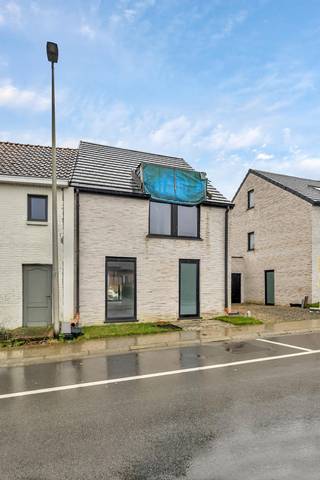 <p>Voor meer info of een bezoek, bel 053 59 49 34 - Op een gunstige locatie te Ternat bevindt zich deze <strong>nieuwbouwwoning</strong>. Verschillende faciliteiten (scholen, openbaar vervoer, winkels, centrum Ternat, ..) bevinden zich in de nabije omgeving. De E40 richting Brussel en Gent is vlot bereikbaar. <strong>De woning wordt volledig afgewerkt, exclusief de aanleg van de tuin.</strong> Binnenkomen doen we in de inkomhal waar zich de gastentoilet bevindt. Verder vinden we op het gelijkvloers een gezellige woonkamer met aansluitend de keuken en de <strong>inpandige garage</strong>. Het eerste verdiep telt <strong>twee slaapkamers</strong> en een badkamer. De zolder is toegankelijk met een vaste trap en kan dienst doen als <strong>derde slaapkamer</strong>. <strong>De woning wordt in totaliteit verkocht onder 21% BTW. </strong>(Maatregelen opgenomen in het maatregelenregister: nee)</p>