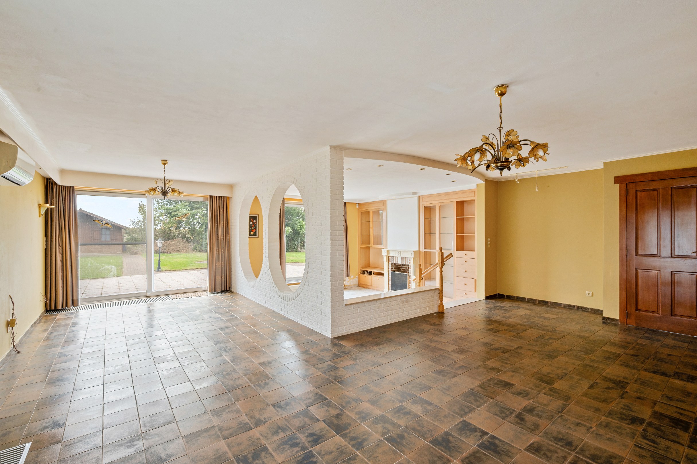 Plain-pied bungalow avec 4 chambres, double garage et jardin ensoleillé. - photo 4