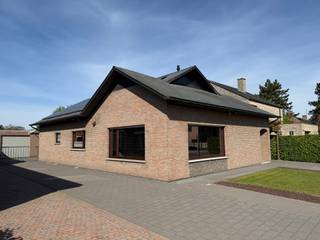 Gelijkvloerse, energiezuinige woning met 3 slaapkamers. Deze uitstekend onderhouden en energiezuinige gelijkvloerse woning is rustig gelegen in...