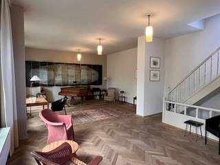 <h1><span>Binnen “De Vrijheid” gelegen gerenoveerd burgerhuis met atelier, voormalige dekenij, bestaande uit:</span></h1><h1><span>Een woonhuis met inkomhall; living; keuken ingericht met gasfornuis (Boretti), vaatwas, frigo, afwasbak en kasten; berging; afzonderlijk W.C.; het 1</span><span><sup>e</sup></span><span> Verdiep bestaande uit een slaap/leefruimte; badkamer met douche, lavabo en W.C.; en een dakverdiep bestaande uit kunstenaarsatelier met kitchenette, ligbad en afzonderlijk W.C.; prachtig dakterras met uitzicht over het Bruulpark.</span></h1><h1><span>Kelder;</span></h1><h1><span>Atelier met grote ontvangstruimte; garage; berging/keuken; sanitaire ruimte; tweede berging met toegang tot het woonhuis; een verdiep bestaande uit een prachtige tentoonstellingsruimte/kunstenaarsatelier; badkamer met douche;</span></h1><p><span> </span></p>