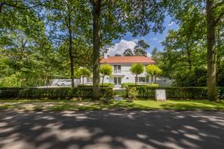 <p>Zoekt u het ultieme vakantiegevoel zonder uw huis te verlaten? Dan is deze villa de perfecte woning voor u. Deze luxe, moderne en zeer lichte villa bevindt zich in de groene, residentiële Bellemond wijk op een toplocatie te ’s Gravenwezel. Hier geniet u van volledige privacy in een prachtige zuidwest-georiënteerde tuin met een verwarmd zwembad. De villa is ideaal gelegen nabij scholen, openbaar vervoer en winkels, en ligt in een van de meest prestigieuze wijken van ’s Gravenwezel.</p>
<p>Deze architectenwoning, ontworpen door de gerenommeerde architect John Bontinck, is gebouwd met hoogwaardige materialen. De visie van de architect om de tuin sterk bij de woning te betrekken, is werkelijk verbluffend geslaagd. Bij binnenkomst wordt u meteen gecharmeerd door het vakantiegevoel dat de villa uitstraalt. Een prachtige doorkijk naar de tuin en het zwembad verwelkomt u direct.<br /><br />INDELING<br /><br /><strong>Gelijkvloers:<br /></strong>Bij binnenkomst wordt u meteen gecharmeerd door het vakantiegevoel dat de villa uitstraalt. Een prachtige doorkijk naar de tuin en het zwembad verwelkomt u direct. <br />U treedt de villa binnen via een inkomhal met een apart gastentoilet en een ruime vestiaire. Een dubbele glazen deur biedt toegang tot de riante en lichte woonkamer met een doorlopend raam tot de verdieping. De leefruimte, verdeeld in zithoek, salon en eetkamer, is voorzien van een eiken parketvloer en een prachtig open haard. De ruimtes vloeien mooi in elkaar over en zijn in direct contact via grote deurramen met het zuidwest-georiënteerde terras, de tuin en het zwembad.<br /><br />Aansluitend aan de leefruimte vindt u de volledig geïnstalleerde keuken met een kookeiland, ontbijthoek, tal van opbergkasten en moderne toestellen, waaronder een Amerikaanse koelkast. Door kamerhoge raampartijen rondom de keuken wordt deze ruimte overspoeld met natuurlijk licht en biedt het een prachtig uitzicht op de tuin en het zwembad.<br /><br />Een praktische douchekamer met toegang naar buiten is ideaal na een zwembeurt in het zwembad.<br /><br />Een mooie houten trap leidt naar de eerste verdieping, waar een impressionante vide extra licht en uitzicht biedt vanuit de verdieping op de prachtige tuin.<br /><br /><strong>1e Verdieping:<br /></strong>Op de 1e verdieping vindt u de mastersuite met dressing en badkamer – met ligbad, dubbele lavabo en toilet. De 2e slaapkamer (ca. 31m²) op parket met ingemaakte kasten geeft uit op een prachtig terras. De 2e (ca. 20m²) en 4e slaapkamers (ca. 18m²) delen de 2e badkamer met ligbad, lavabo en toilet. Verder is er nog een handige berging, ideaal voor een linnenkast of een extra douchekamer.<br /><br /><strong>Tuin en Zwembad<br /></strong>Geniet volop van de zonnige tuin in volledige privacy zonder enige inkijk. De tuin is aangelegd met verschillende terrassen, een verwarmd zwembad en een tuinhuis. Deze buitenruimte biedt de perfecte setting voor ontspanning, zomerse barbecues en gezellige avonden.<br /><br />Een inpandige garage biedt ruimte voor 2 wagens en heeft een automatische toegangspoort. Daarnaast is er een ruime oprit met plaats voor meerdere wagens, wat extra gemak en parkeerruimte biedt voor u en uw gasten.<br /><br />Kortom, deze villa is een waar paradijs voor wie houdt van een luxe levensstijl met een vleugje vakantie. De ruime indeling en grote ramen zorgen voor een lichte en luchtige sfeer. Mis deze unieke kans niet om in een van de meest gewilde wijken van ’s Gravenwezel te wonen.</p>
<p></p>
<p>BIJZONDERHEDEN:<br />+ Architect John Bontinck<br />+ Nieuw gietvloeren op verschillende ruimtes<br />+ Vloerverwarming <br />+ 15 zonnepanelen (2024)<br />+ Gunstig EPC: 164kWh/m²<br />+ Vloerverwarming op GLV<br />+ Asbestvrij.<br />+ Bose audio-installatie in alle ruimtes, voor optimale geluidservaring.<br /><br />Voor meer informatie of een bezoek aan deze gezellige woning, neem gerust contact op met Sigalit via Sigalit@reds.be of op 0475668474</p>