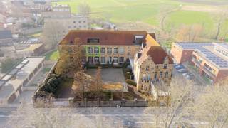 Bent u op zoek naar een appartement te koop in Diksmuide dat rust, comfort en een centrale ligging combineert? Dit lichtrijke duplex appartement met een bewoonbare oppervlakte van 98 m² biedt alles wat u nodig heeft, zowel als eigen woning als interessante vastgoedinvestering in West-Vlaanderen.<br /><br />Via de inkomhal met gastentoilet komt u terecht in een ruime woonkamer waar de grote raampartijen zorgen voor een aangename natuurlijke lichtinval. De volledig ingerichte open keuken sluit perfect aan op de leefruimte en creëert een moderne en aangename woonomgeving. Op het gelijkvloers bevinden zich daarnaast een verzorgde badkamer en een praktische berging. Op de verdieping bevinden zich uitsluitend de twee ruime slaapkamers, beide voorzien van ingebouwde kasten.<br /><br />Bovendien beschikt het appartement over een ruim terras met een mooi uitzicht, de ideale plek om in alle rust te genieten. Dankzij de uitstekende ligging in het centrum van Diksmuide bevindt u zich op wandelafstand van winkels, horeca, scholen en openbaar vervoer.<br /><br />