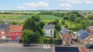 SCHRIJF JE IN VOOR HET EERSTE BEZOEKMOMENT VAN WOENSDAG 24 JUNI VIA ONZE WEBSITE!<br /><br />Ben jij op zoek naar een ruime woning op een perceel van meer dan 6.500 m² in Avelgem? Gevonden!<br /><br />De stevige structuur van de woning, de vlotte bereikbaarheid en de lichtrijke ruimtes zijn maar enkele van de vele troeven die we hier terugvinden. Dankzij het uitzonderlijk ruime perceel geniet je hier bovendien van een unieke combinatie van ruimte, rust en privacy.<br /><br />INDELING:<br /><br />GLV:<br />Je komt de woning binnen via de inkomhal. Van hieruit heb je toegang tot de ruime leefruimte, een aparte zithoek en de keuken. Verder bevindt zich op het gelijkvloers ook een gezellige veranda waar je kan genieten van het prachtige uitzicht over de tuin. Daarnaast zijn er nog een toilet en een douche aanwezig.<br /><br />1eV:<br />Op het eerste verdiep kom je boven in de nachthal. Van hieruit heb je toegang tot drie volwaardige slaapkamers en een badkamer.<br /><br />2eV:<br />Via de vaste trap bereik je de zolderverdieping. Hier bevindt zich een vierde (slaap)kamer en een extra zolderruimte.<br /><br />KELDER:<br />De woning beschikt bovendien over een praktische kelder, ideaal voor extra bergruimte.<br /><br />Zie jij jezelf hier al wonen op dit uitzonderlijke perceel? Aarzel dan zeker niet en contacteer ons vandaag nog voor een bezoek!