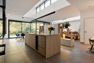 Ontdek deze prachtige, gerenoveerde herenwoning met dubbele garagebox, ideaal gelegen in het centrum van Turnhout — op wandelafstand van...