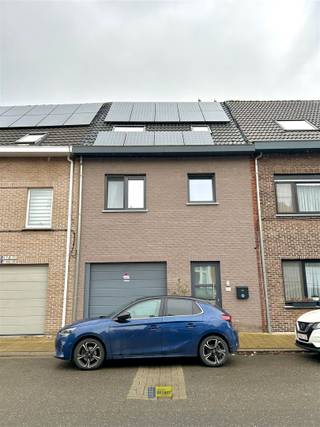 Zeer goed gelegen BEN woning (2018) met 4 slaapkamers en 2 badkamers, ingerichte keuken, bergruimte, inpandige garage, 3 toiletten, terras en tuin...