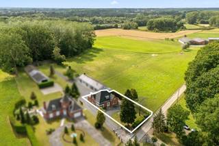 Rustig wonen in het groen met een uitstekende bereikbaarheid.<br /><br />Op zoek naar een villa met karakter, ruimte en een uitzonderlijke ligging? Deze charmante woning in Elewijt bevindt zich in een rustige straat op een perceel van 6a 43ca, volledig omringd door groen en uitgestrekt agrarisch gebied. Hier geniet u dagelijks van rust, privacy en een prachtig open uitzicht.<br /><br />De villa werd gebouwd in 1962 en werd sinds 2015 stapsgewijs vernieuwd. Hierdoor vormt ze een ideale basis voor wie op zoek is naar een woning met nog verschillende mogelijkheden om ze volledig naar eigen smaak af te werken. Met enkele opfrissingswerken en energetische ingrepen kan deze eigendom uitgroeien tot een unieke, hedendaagse gezinsvilla op een toplocatie.<br /><br />Op de gelijkvloerse verdieping bevinden zich een ruime inkomhal, de leefruimte, de keuken, de bijkeuken, de technische ruimte, evenals één slaapkamer en een ruime badkamer. De eerste verdieping bestaat momenteel uit één grote open ruimte, maar kan eenvoudig worden ingericht als drie aparte slaapkamers.<br /><br />Zoals geïllustreerd op de foto's, zijn de bijgebouwen en het perceel achteraan niet inbegrepen.<br /><br />Voor meer informatie of een bezoek kunt u ons steeds contacteren op het nummer 015/21.21.21 of via olivier.lievens@imovastgoed.be.<br />Vraagt u zich af wat uw eigen woning waard is? Neem dan gerust contact op voor een gratis waardebepaling.
