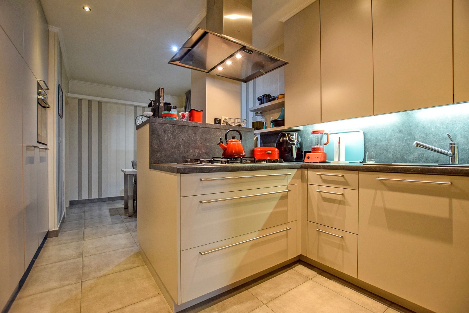 Prachtig onderhouden gelijkvloersappartement van maar liefst 175m² gelegen op 50m van het strand te Sint-Idesbald. - foto 5