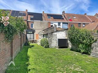 <p>Instapklare woning op een interessante locatie bestaande uit een ruime inkomhal, gezellige leefruimte met eet-en zithoek, volledig uitgeruste open keuken die afgewerkt is met mortex, praktische was/bergplaats met douche en afzonderlijk toilet en een private tuin met aangelegd terras en tuinberging. Op de 1<sup>ste</sup> verdieping zijn twee volwaardige slaapkamers waarvan één uitgerust is met een dressing, nachthal met afzonderlijk toilet, ruime badkamer (inloopdouche, dubbele lavabo en ligbad) en een vaste trap naar de 2<sup>de</sup> verdieping die afgewerkt is met een derde en vierde slaapkamers + bergzolder.</p>
<p></p>
<p>Extra troeven:</p>
<ul>
<li>Energiezuinig</li>
<li>Voorzien van 16 zonnepanelen</li>
<li>Thuisbatterij</li>
<li>Warmtepomp en zonneboiler</li>
<li>Waterverzachter</li>
<li>Droge kelder</li>
<li>Parkeergelegenheid voor de woning</li>
<li>In de nabijheid van scholen, winkels, het centrum en openbaar vervoer.</li>
<li>Instapklaar</li>
</ul>
<p></p>
<p>Deze woning is te koop ZONDER makelaar via het concept van Smart Houses! Verdere inlichtingen of bezoek? Contacteer rechtstreeks de eigenaar via 0477/45.65.79</p>