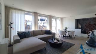 Integraal gerenoveerd penthouse-appartement met zonneterrassen op 20 meter wandelafstand van de zeedijk-Albertstrand.<br />Prachtig gerenoveerd appartement vlakbij de zeedijk met mooie, zonnige terrassen.<br />INDELING: inkomhal met gastentoilet. Lichtrijke living voorzien van een ruime grote raampartijen met rechtstreekse toegang tot het zonneterras (Zuid-West oriëntatie) genietend van een zijdelings zeezicht. Volledig uitgeruste open keuken, twee volwaardige slaapkamers beschikkend over elk hun eigen douchekamer. Ruim terras achteraan (ochtendzon).<br /><br />Alle kamers zijn voorzien van voldoende ingemaakte kasten.<br />Het appartement wordt gemeubeld verkocht.<br />Privatieve kelderberging in het gebouw.