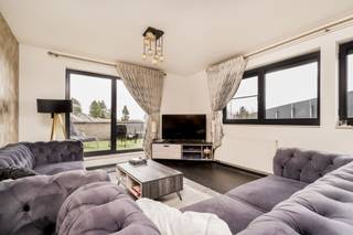 <p><span>Uitzonderlijk ruim dakappartement met 3 slaapkamers + zolderverdieping en 2 zuidgerichte terrassen.</span></p><p><span>Op de derde verdieping van een kleinschalig en goed onderhouden gebouw bevindt zich dit bijzonder ruime dakappartement. Dankzij de grote raampartijen geniet de leefruimte met eetplaats van een overvloed aan natuurlijk licht en een aangenaam open gevoel. Vanuit de leefruimte heeft u directe toegang tot het zonnige, zuidgerichte terras de ideale plek om in alle rust te ontspannen.</span></p><p><span>De volledig uitgeruste keuken beschikt over een inductiekookplaat, dampkap, vaatwasser, microgolfoven, oven en koelkast, en biedt alle comfort voor wie graag kookt.</span></p><p><span>Het appartement telt maar liefst vijf volwaardige slaapkamers. Twee daarvan bevinden zich op de volledig ingerichte zolderverdieping en zijn voorzien van airco, wat zorgt voor extra mogelijkheden zoals een bureau, hobbyruimte of speelkamer. Deze doordachte indeling maakt de woonst perfect geschikt voor een groot gezin of wie gewoon extra ruimte wenst.</span></p><p><span>De badkamer is uitgerust met een ligbad, douche en dubbel lavabomeubel. Verder zijn er een apart toilet en een ruime berging aanwezig.</span></p><p><span>Extra troef is de lift die rechtstreeks toegang geeft tot het appartement, wat zorgt voor optimaal comfort en privacy.</span></p><p><span>Rustig gelegen en toch vlot bereikbaar, op korte afstand van het centrum. Een garagebox is verplicht bij aan te kopen voor € 29.000.</span><span> </span></p><p><span> </span></p>