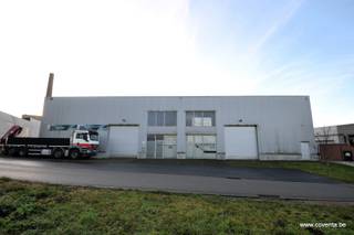 Dit in 2019 gebouwde bedrijfsgebouw heeft een oppervlakte van 775m² en een vrije hoogte van +- 6m. Gelegen in industrieklasse II.Gepolierde...