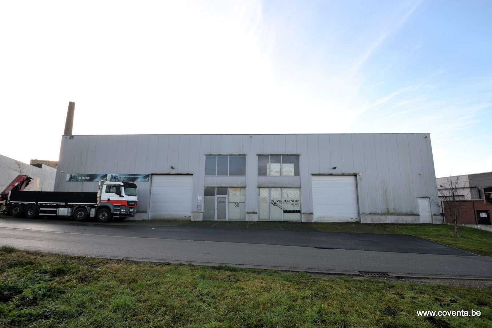 Recent bedrijfsgebouw / magazijn van 775m² met parkeermogelijkheden te Deerlijk. - foto 2