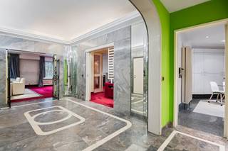 <div>
<div>
<div>
<div>
<p>Op de prestigieuze Rubenslei, met frontaal uitzicht op het Stadspark, vind je dit stijlvolle appartement van 220 m² in Residentie Isabella Brant. Gelegen op de derde verdieping, biedt het een unieke combinatie van ruimte, licht en karakter. De royale living en eetruimte baden in natuurlijk licht dankzij de grote raampartijen aan de voorzijde, met een prachtig zicht op het groen. De afwerking met kleurige tapijten voegen een rijke, warme sfeer toe aan de leefruimtes, terwijl de marmeren vloeren zorgen voor een tijdloze en duurzame afwerking. Achteraan bevinden zich de volledig uitgeruste keuken, drie slaapkamers en twee badkamers – ideaal voor wie comfort en privacy belangrijk vindt. Praktische troeven zijn er ook: een ruime privékelder, fietsenberging en een privatieve garagebox in het gebouw.</p>
</div>
</div>
</div>
</div>
<div>
<div>
<div><span>Dankzij de centrale ligging geniet je van alle voordelen van de stad: winkels, horeca, openbaar vervoer en belangrijke uitvalswegen liggen allemaal op wandelafstand. Een exclusieve woonkans voor wie houdt van ruimte, rust en een uniek uitzicht in het hart van Antwerpen. <br /><br />EPC: 162 kWh/m² - UC:2954640 - Vergunning uitgereikt, Woongebied met een culturele, historische en/of esthetische waarde, Geen rechterlijke herstelmaatregel of bestuurlijke maatregel opgelegd, Geen voorkooprecht ruimtelijke ordening aanwezig, Geen verkavelingsvergunning - P+G score: C</span></div>
</div>
</div>