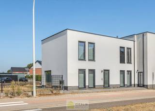 <strong>IDEALIS VASTGOED – AANGENAME INSTAPKLARE ÉÉNGEZINSWONING NABIJ HET CENTRUM VAN HEPPEN (LEOPOLDSBURG)! De woning omvat 141m² netto bewoonbare oppervlakte met een fijne leefruimte, 3 slaapkamers, eetkamer, dressing en badkamer!! Zeer geschikt voor kandidaten op zoek naar een instapklare woning met een vlotte bereikbaarheid van woonkernen als Heppen, Leopoldsburg, Beringen en Ham, tevens een vlotte verbinding naar autosnelweg E314!<br /><br />LIGGING: </strong><br />Deze ééngezinswoning is gelegen vlakbij de dorpskern van Heppen en verder centraal t.o.v. woonkernen zoals Leopoldsburg, Beringen en Ham. Tevens biedt deze woning door de centrale ligging een vlotte verbinding naar autosnelweg E314.<br /><br /><strong>INDELING: </strong><br /><strong>Gelijkvloerse verdieping: </strong><br />– Ontvangsthal (2m²) – woonkamer (28m², voorzien van een fijne en onderhoudsvriendelijke tegel) – keuken (11m², voorzien van alle comfort) – eetkamer (22m²) – wasplaats (7m²) –<br /><br /><strong>Eerste verdieping:</strong><br />– Nachthal (9m²) – slaapkamer 1 (12m²) – slaapkamer 2 (18m²) – slaapkamer 3 (14m²) – badkamer (9m² voorzien van douche, toilet en wastafel) –<br /><br /><strong>Tuin: </strong><br />– Ruime tuin – verharde paden omheen de woning met terras –<br /><br /><strong>EXTRA TROEVEN:</strong><br />– Ruime woning met aangename leefruimtes<br />– Vloerverwarming<br />– Aluminium ramen <br />– Vernieuwbouw in 2022<br />– Instapklaar<br />– 3 slaapkamers<br />– Dressing<br />– Verwarming op gas<br />– Gegeerde locatie: zeer centraal gelegen t.o.v. Beringen en Ham, tevens gunstig t.o.v. autosnelweg E314<br />– Correct geprijsd!<br /><br /><strong>Stedenbouwkundige Inlichtingen:</strong><br />Bouwvergunning – Woongebied – Geen dagvaarding – Geen voorkooprecht – Geen verkavelingsvergunning<br /><br /><strong>E-peil: </strong>EPC B: 141 kWh/m²jaar <strong> <br />Certificaatnummer: </strong>71034-G-OMV_2018061677/EP01346/A001/D01/SD001<br /><br /><strong>O-peil: </strong>niet overstromingsgevoelig<br />P-Score: D<br />G-Score: D<br /><br /><strong>Benieuwd naar deze woning?<br />Wenst U advies omtrent uw eigen woning? Graag plannen wij vrijblijvend met U een afspraak in om onze expertise met U te delen, steeds tot Uw dienst!!<br />Neem contact op met IDEALIS VASTGOED op 011/515 565 of mail naar info@idealisvastgoed.be!</strong><br />