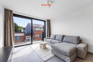 Dit prachtige éénslaapkamerappartement is gelegen op een toplocatie net buiten het centrum van Leuven, op slechts een steenworp afstand van het historische centrum, de universiteit, verschillende faculteiten, Gasthuisberg, IMEC, en meer. Dit appartement wordt gemeubeld aangeboden. De flat bestaat uit: een inkomhal, een woonkamer met open keuken, een badkamer met wastafelmeubel, toilet en inloop douche en één slaapkamer met ingebouwde kleerkast. Een extra pluspunt is de aansluiting voor een wasmachine. Fietsenstalling aanwezig. Gas, water en elektriciteit via aparte teller. EPB in opmaak. Huurprijs: 1250 euro/maand. Beschikbaar vanaf 15/09/2026. Heeft u interesse of bijkomende vragen? Neem dan gerust contact met ons op via 016 22 82 22 of info@homies.be.