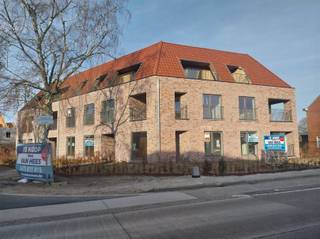 <p><span>Ruim appartement op de eerste verdieping met 2 slaapkamers, op een unieke rustige ligging te Mol Achterbos.  Een ondergrondse autostaanplaats is inbegrepen in de prijs. Tweede staanplaats mits € 15.000 is mogelijk. </span></p><p><span>Er zijn appartementen met 1, 2 of 3 slaapkamers. De appartementen worden voorzien van vloerverwarming met warmtepomp , zonnepanelen , ventilatiesysteem. Er zijn 2 liften in het gebouw voorzien.</span></p><p><span>KOOP NU &amp; BETAAL PAS BIJ DE OPLEVERING.</span></p><p><span>Plannen en lastenboek te downloaden op <span>www.vanheesimmo.be</span></span></p><p><span>Er is een gemeenschappelijke fietsenstalling.</span></p><p><span>Mol centrum op slechts 3 km. Ook snel bereikbaar via nieuw fietspad. </span></p><p><span>DE APPARTENTEN ZIJN HELEMAAL KLAAR.</span></p><p><span>KOM DE KIJKWONING BEZOEKEN.</span></p><p><span>Bel mij 0475 245013 voor een afspraak</span></p><p><span> </span></p><p><span> </span></p>